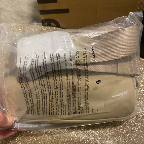 *LAST ONE*    LULULEMON  1 LITER TRENCH & WHITE LOGO BELT BAG W/ METAL BUCKLE - Picture 9 of 16